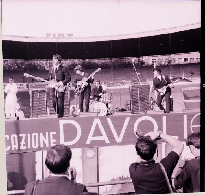 ’60-Gli Anni Giovani: musica, consumi, stili di vita.
Al Centrosarca una grande mostra di immagini e 

fotografie…e per i “beatlesiani” la chicca di un raro documento fotografico…