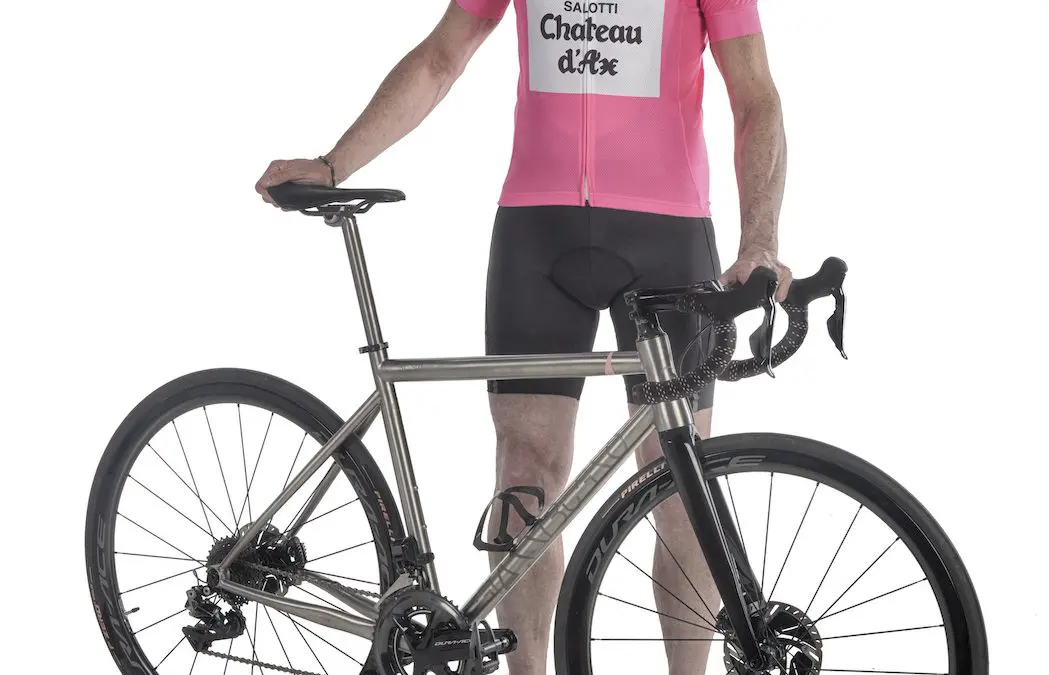 Divani di stile, biciclette esclusive e grandi campioni del ciclismo: le passioni di Chateau d’Ax in un nuovo concorso