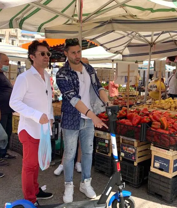 #Followthebit: Luca Onestini e Raffaello Tonon in monopattino alla scoperta delle città