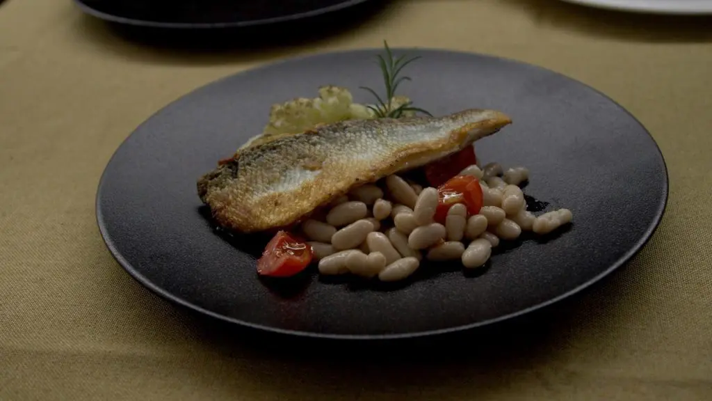 Filetto di branzino alla piastra con cavolfiore e insalata di fagioli cannellini
