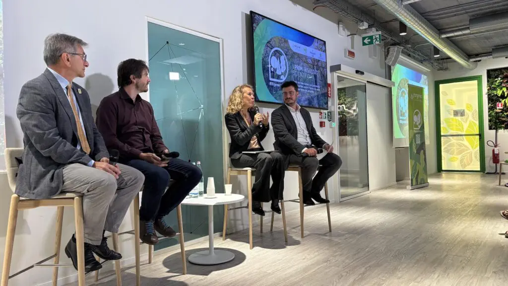 da sx.Antonio Brunori, segretario generale Pefc Italia,Giorgio Vacchiano, docente di Gestione e Pianificazione forestale presso l'Università degli Studi di Milano e Federica Petra Colombo, responsabile Relazioni Esterne di Sorgenia