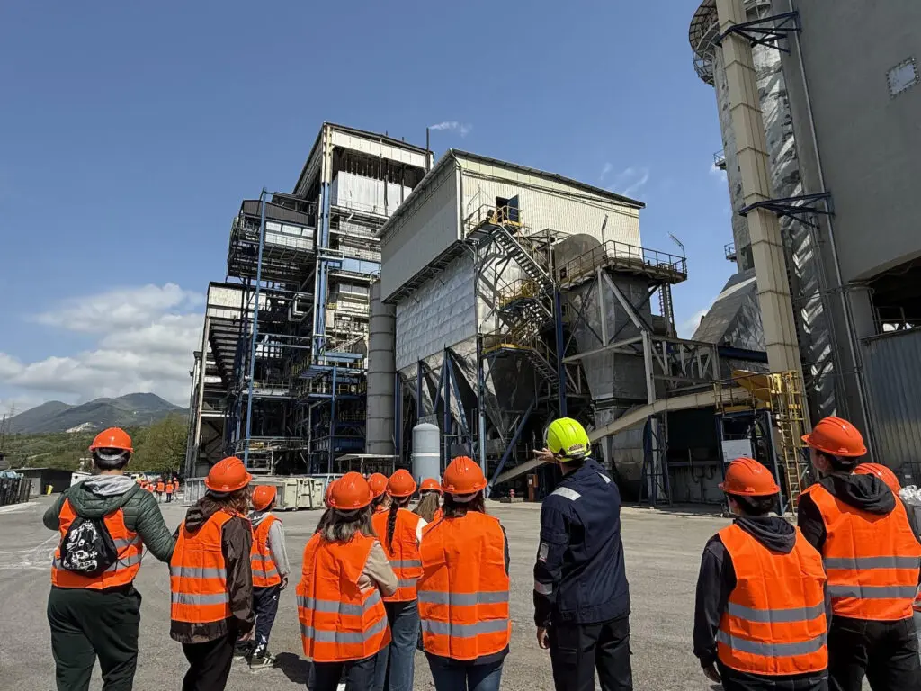 studenti in visita alla centrale del Mercure-Laino Borgo