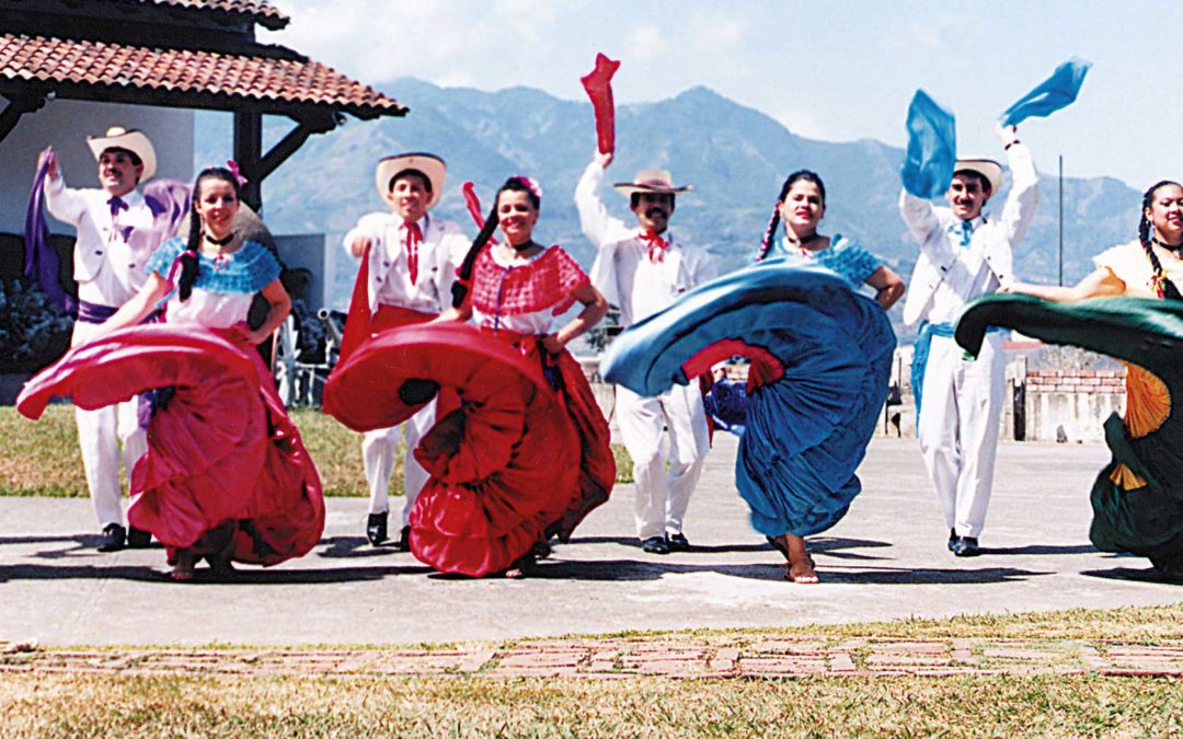 Il colore, la musica e i ritmi di Mi Linda Costa Rica coinvolgono il pubblico del Festival LatinoAmericando