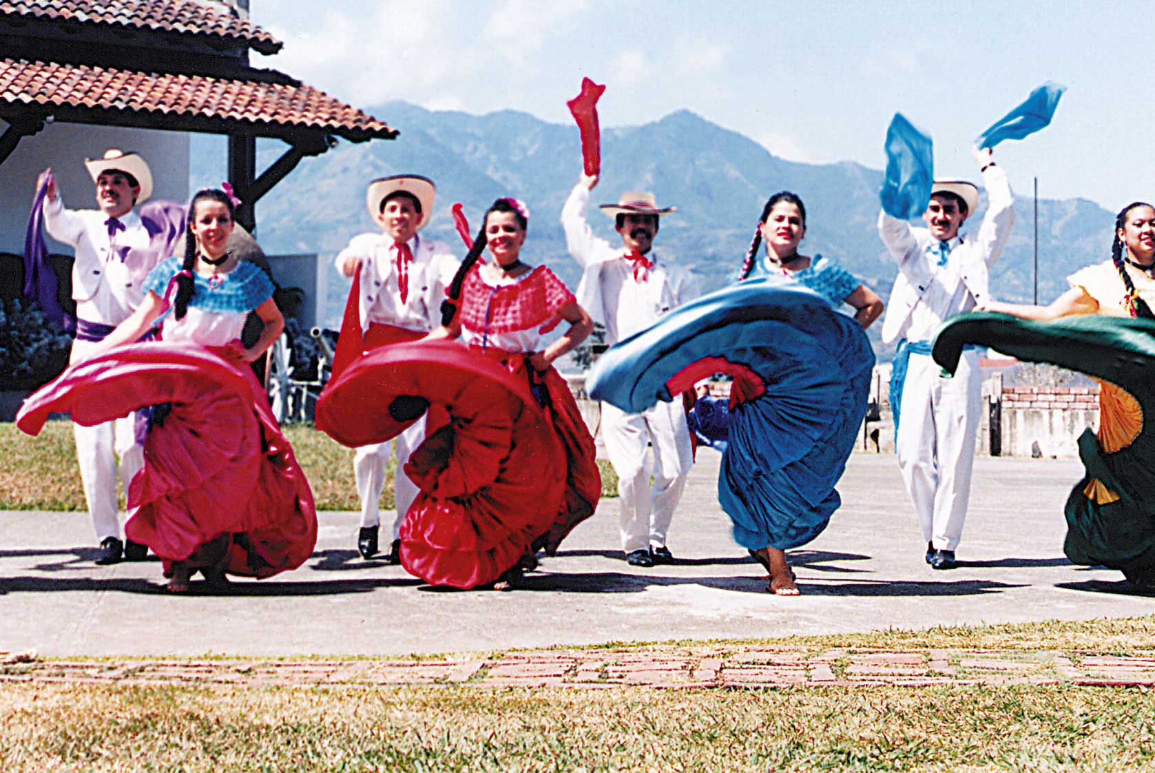 Il colore, la musica e i ritmi di Mi Linda Costa Rica coinvolgono il pubblico del Festival LatinoAmericando