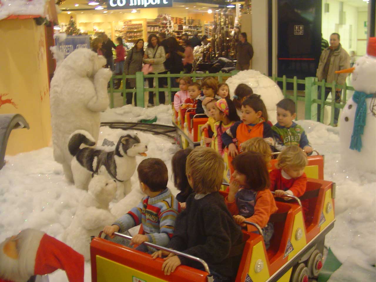 Il “Babbo Natale Express” e i presepi più belli 
colorano le strenne del Centrosarca