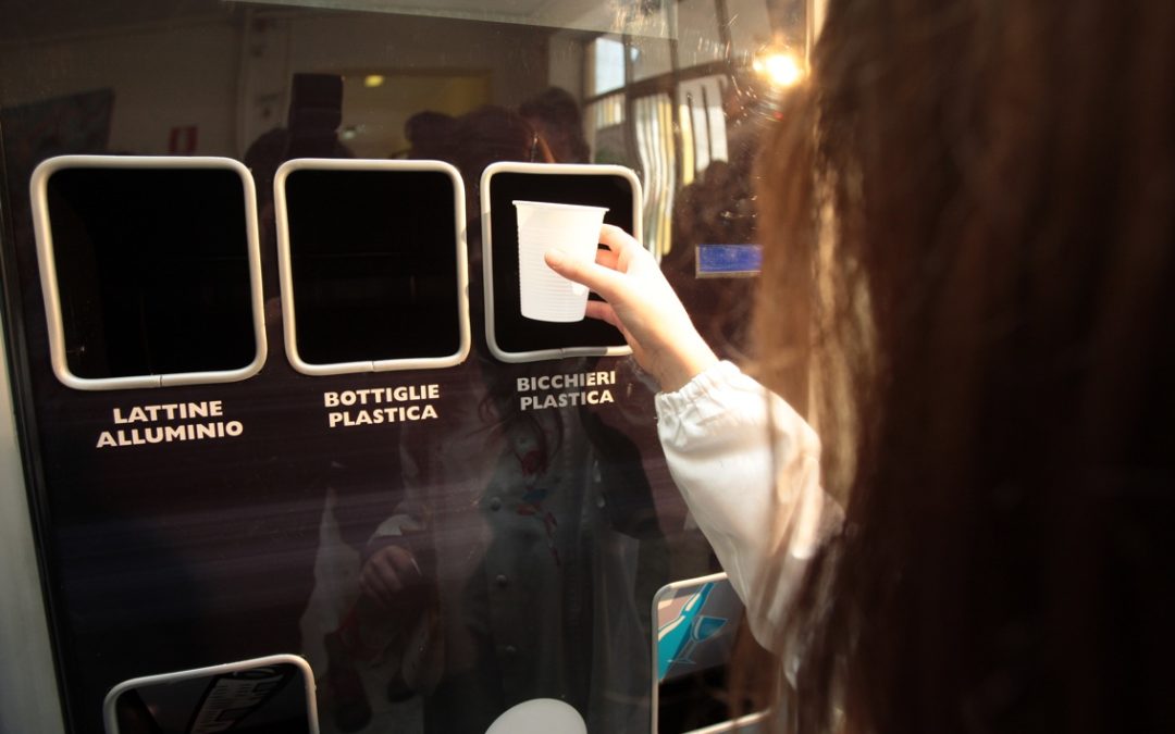 Rifiuti: parte da pianura il primo sistema di raccolta differenziata in grado anche di compattare i rifiuti prodotti
dagli studenti