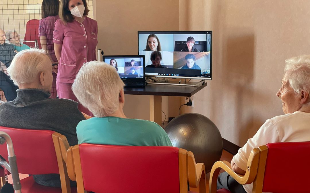 “Contatti-Distanti”: scambio intergenerazionale tra gli ospiti di Villaggio Amico e gli studenti del Dehon di Monza