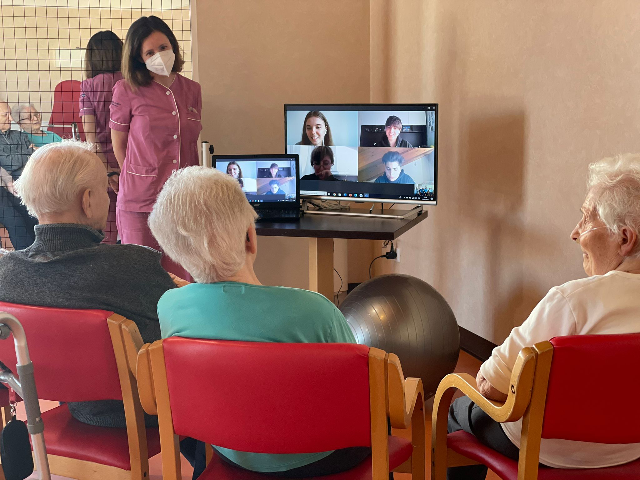 “Contatti-Distanti”: scambio intergenerazionale tra gli ospiti di Villaggio Amico e gli studenti del Dehon di Monza