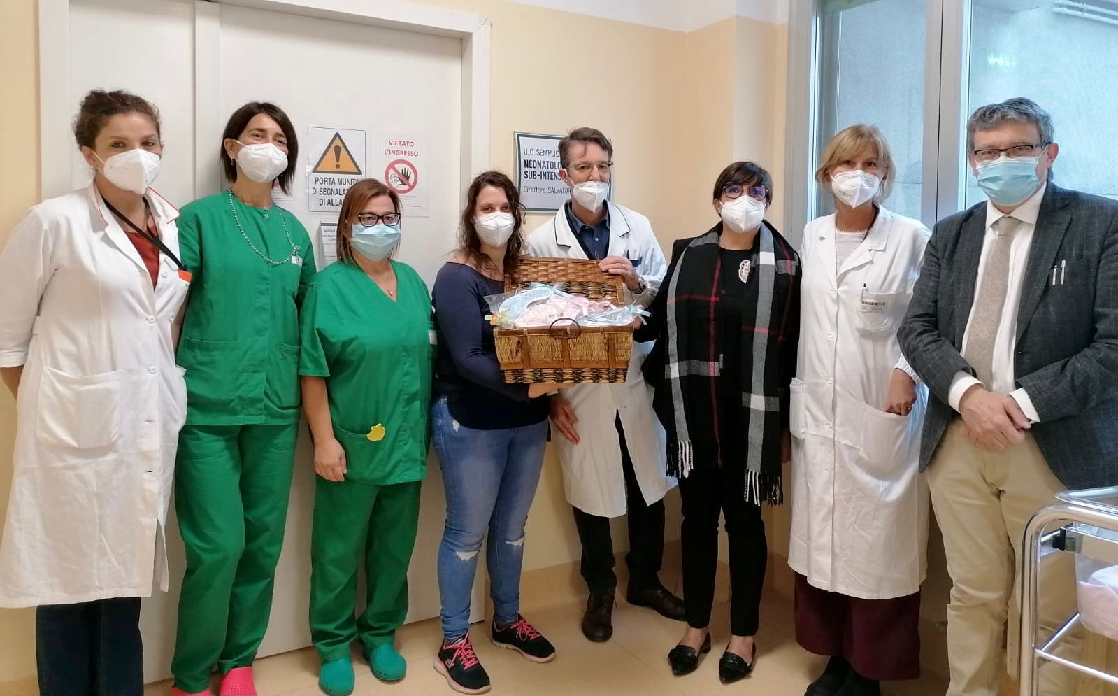 Villaggio Amico all’ospedale di Rho per donare ai bambini bavaglini realizzati a mano dalle ospiti delle Rsa