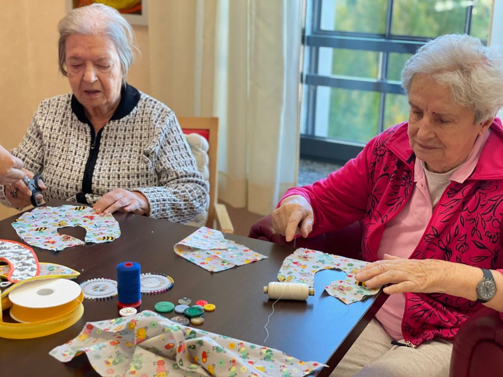 Villaggio Amico dona bavaglini ai bambini dell'ospedale di Rho