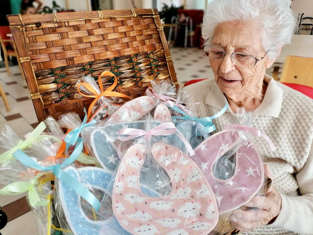 Villaggio Amico dona bavaglini ai bambini dell'ospedale di Rho