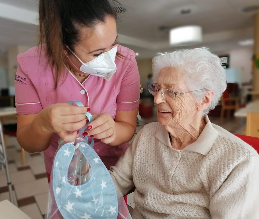 Villaggio Amico dona bavaglini ai bambini dell'ospedale di Rho