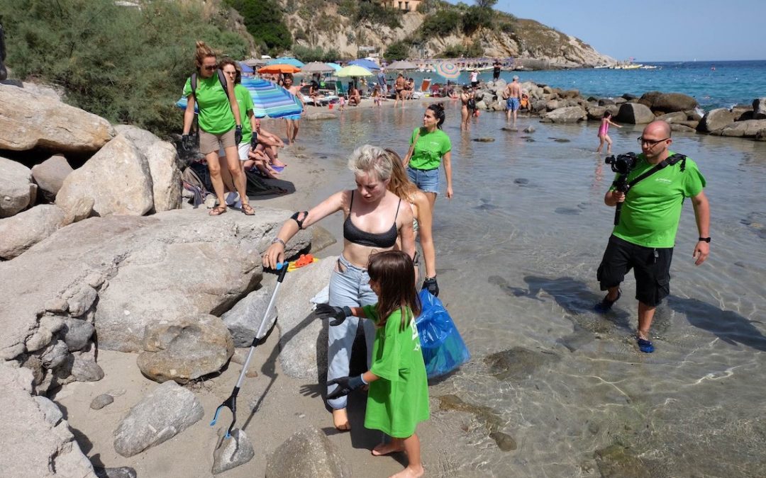 Pulizia delle spiagge: il 62% degli italiani che frequentano i lidi sono attenti all’ambiente, i giovani in prima linea